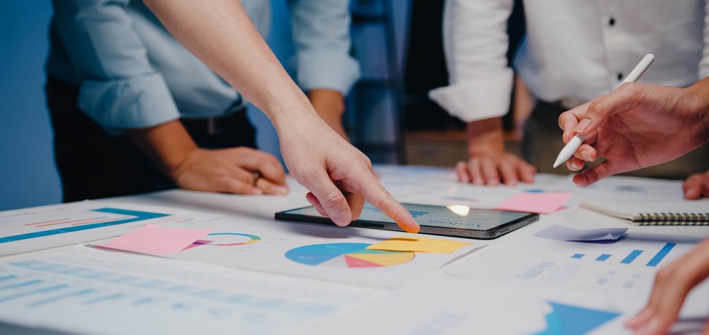 businessmen businesswomen meeting brainstorming ideas